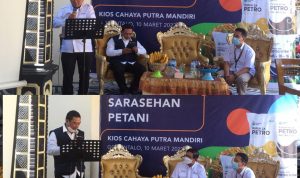 Kunjungan Dirut PT Petrokimia Gresik Dwi Satrio di Gorontalo (atas). Pengantar kata Kadistan Rahmat Pomalingo di Sarasehan Petani, di Pulubala. (Foto:dok)