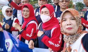 Salah satu kegiatan AMC Asosiasi Mantan Camat Provinsi Gorontalo berbagai berkah Ramadhan pada pengguna jalan. (Foto:dok)