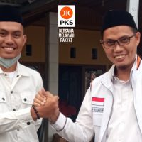 Ketua PKS Provinsi Gorontalo Adnan Entengo bersama kader muda potensial PKS Kabupaten Gorontalo Gustriman Aliwu. Siap kembalikan kursi PKS Dapil Limboto. (Foto:dok)