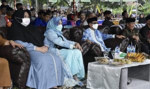 Aleg Golkar Dapil Boliyohuto Wilfon Malahika (paling kiri) hadir ditengah perayaan lebaran ketupat, yang disuguhkan dengan tradisi seni etnik Jawa bersama unsur pemerintah. (Foto:dok)