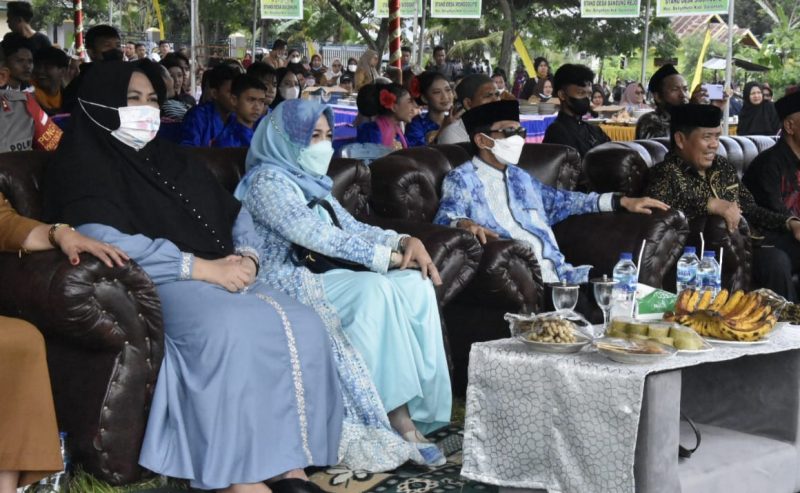 Aleg Golkar Dapil Boliyohuto Wilfon Malahika (paling kiri) hadir ditengah perayaan lebaran ketupat, yang disuguhkan dengan tradisi seni etnik Jawa bersama unsur pemerintah. (Foto:dok)